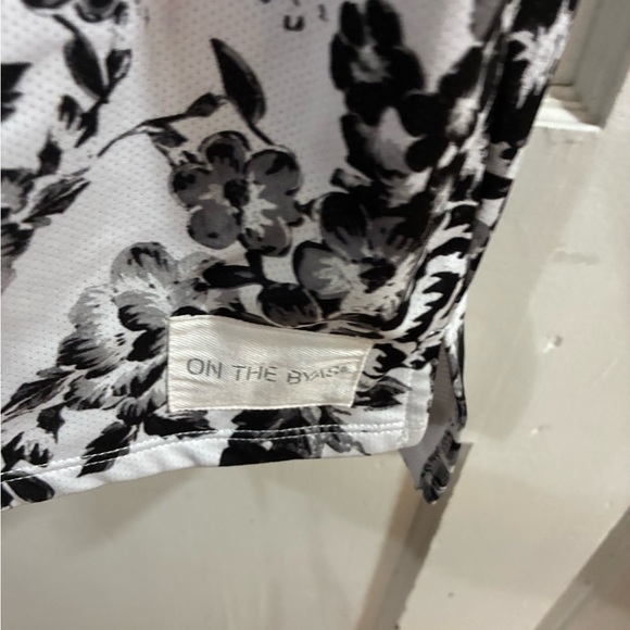 On the Byas Black and White Floral Jersey Top Size L - Picture 5 of 6